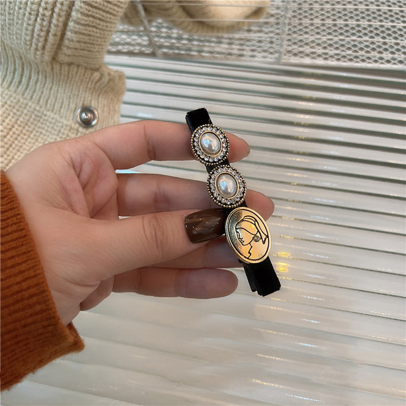 Oval Portrait Pearl Duckbill Clip L4579
