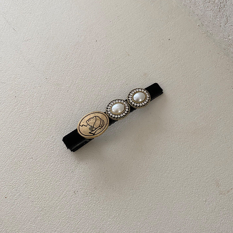 Oval Portrait Pearl Duckbill Clip L4579