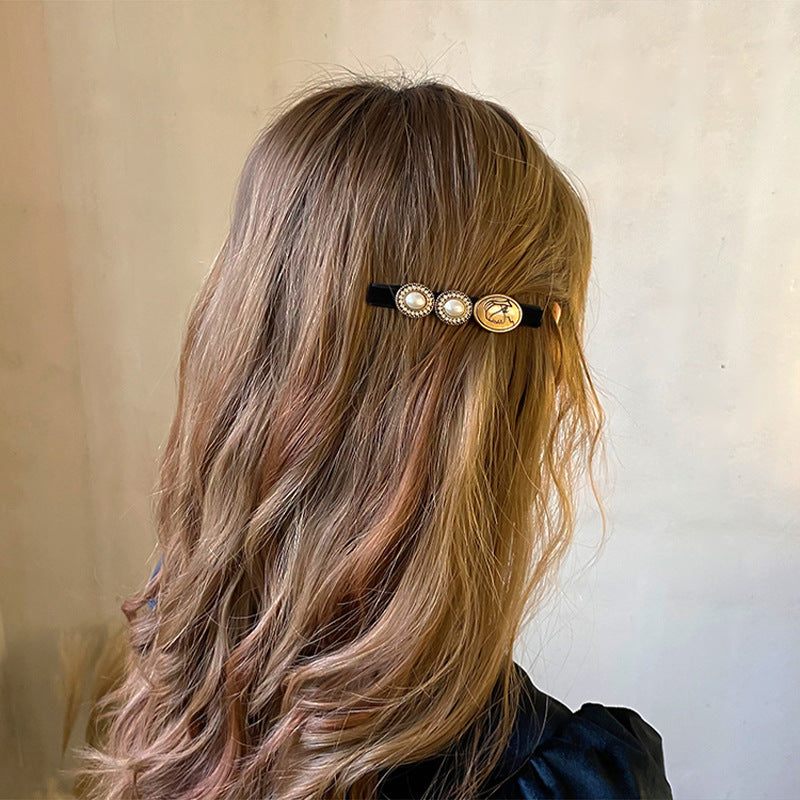 Oval Portrait Pearl Duckbill Clip L4579