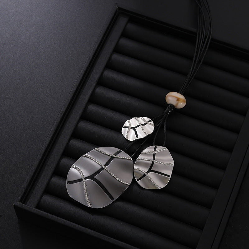 Geometric Leaf Pendant Metal Necklace N5381