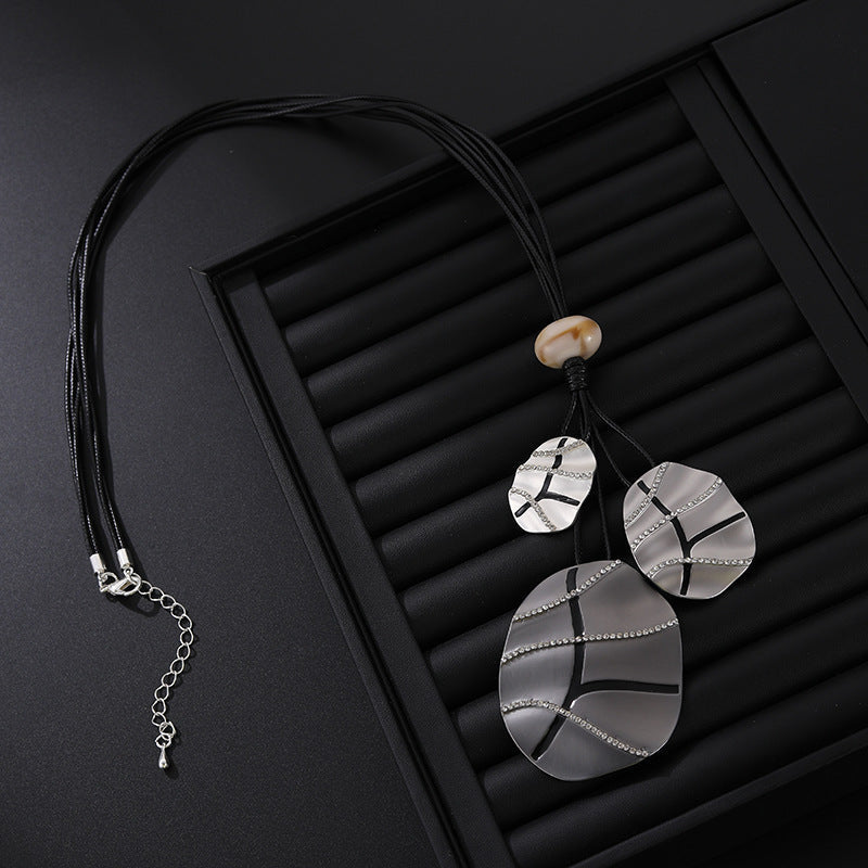 Geometric Leaf Pendant Metal Necklace N5381