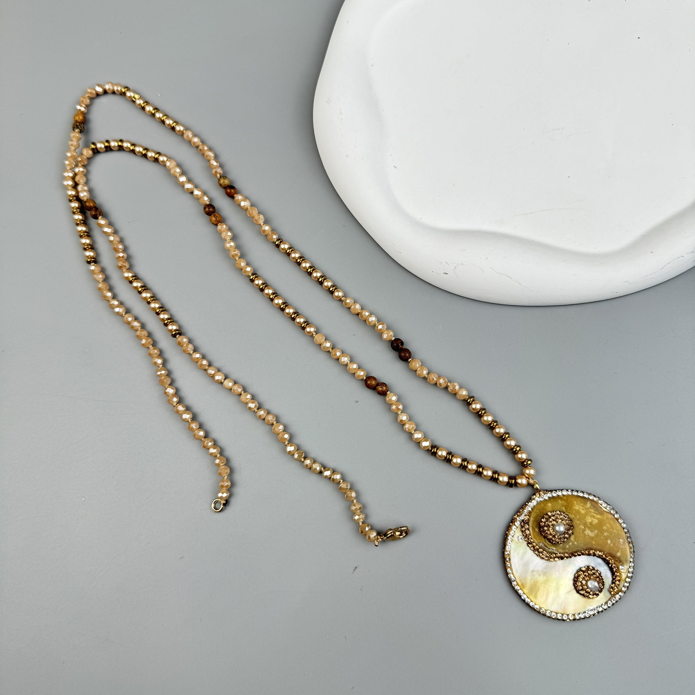 Yin Yang Shell Pendant Bead Necklace N5551