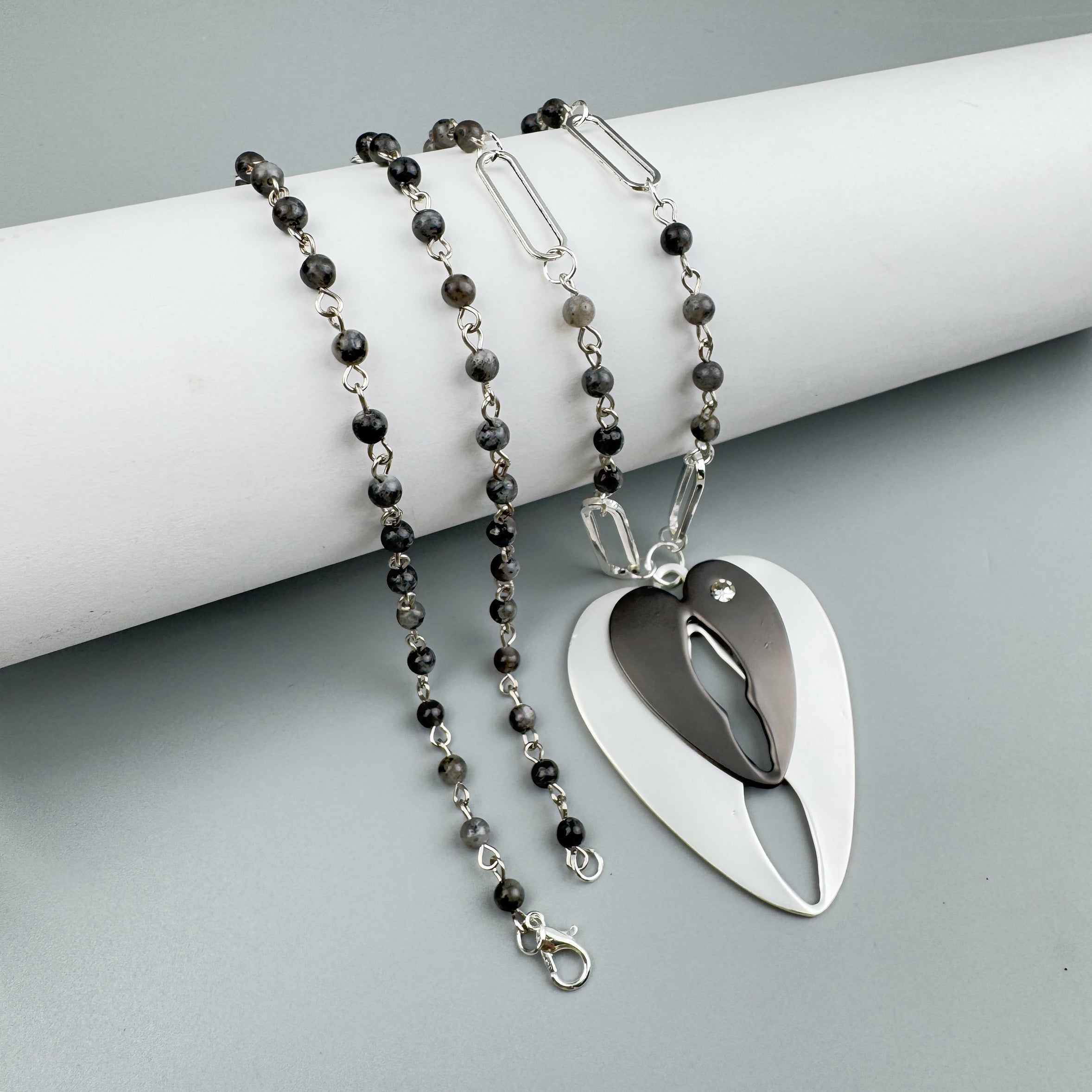 Black Labradorite Heart Pendant Metal Necklace N5584