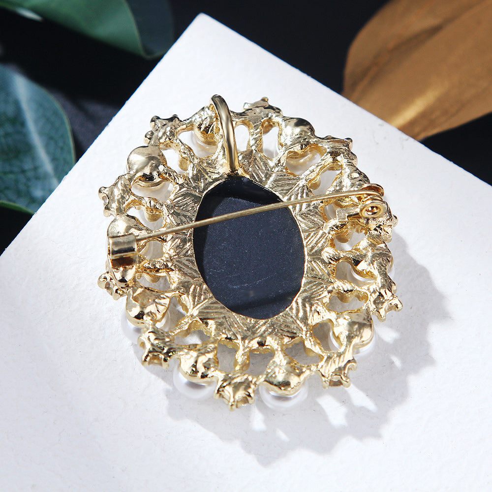 Lady Brooch PA4381
