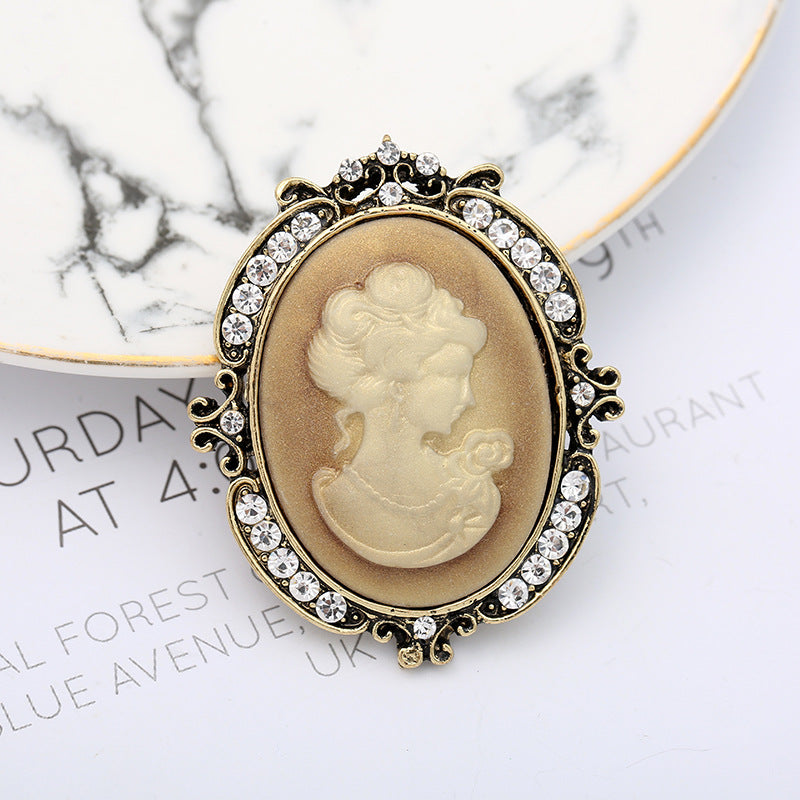Queen Head Brooch PA5594