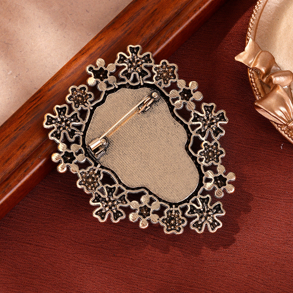 Baroque Cameo Skull Alloy Rhinestone Brooch PA5910