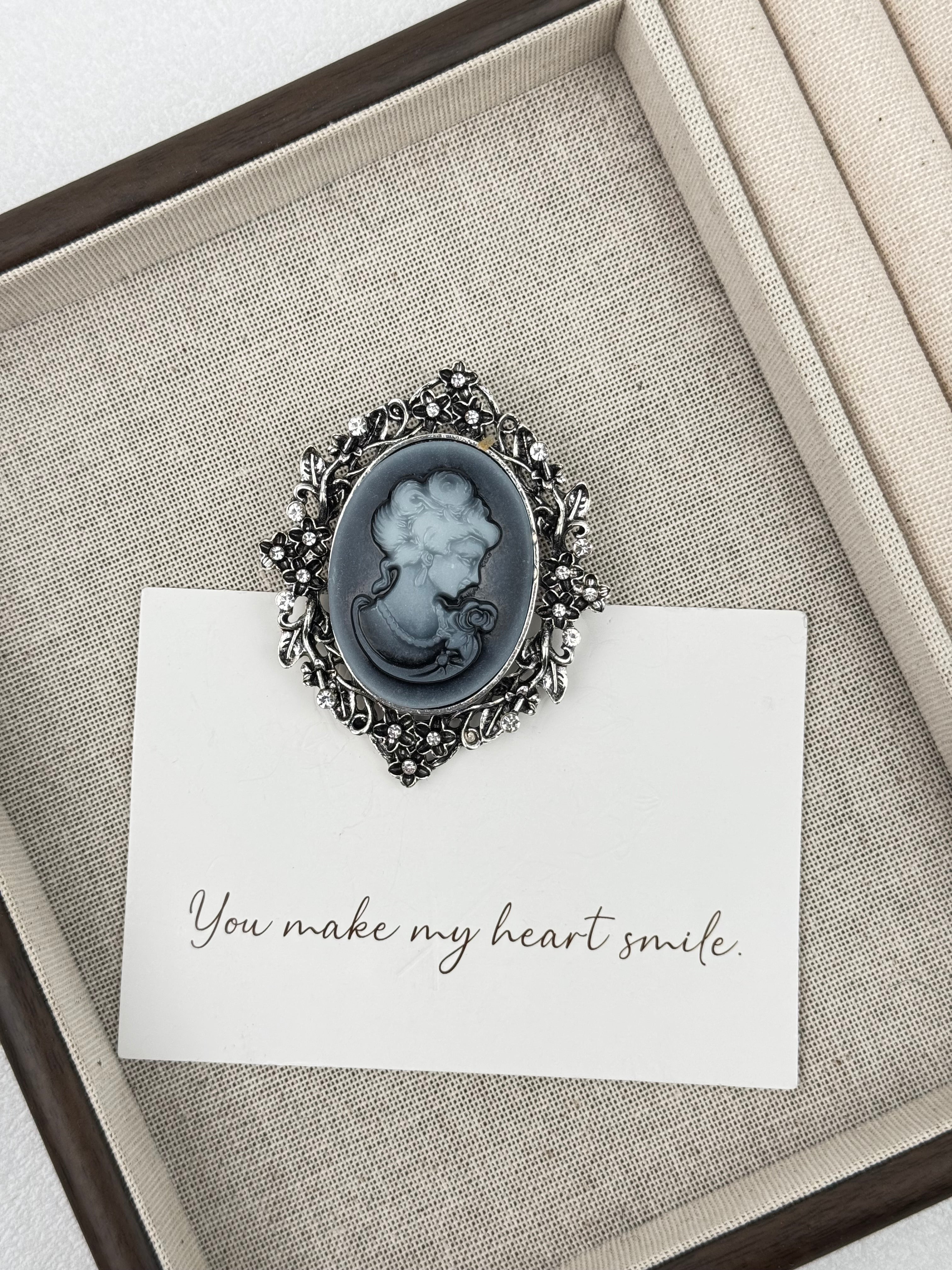 Queen Brooch PA6309